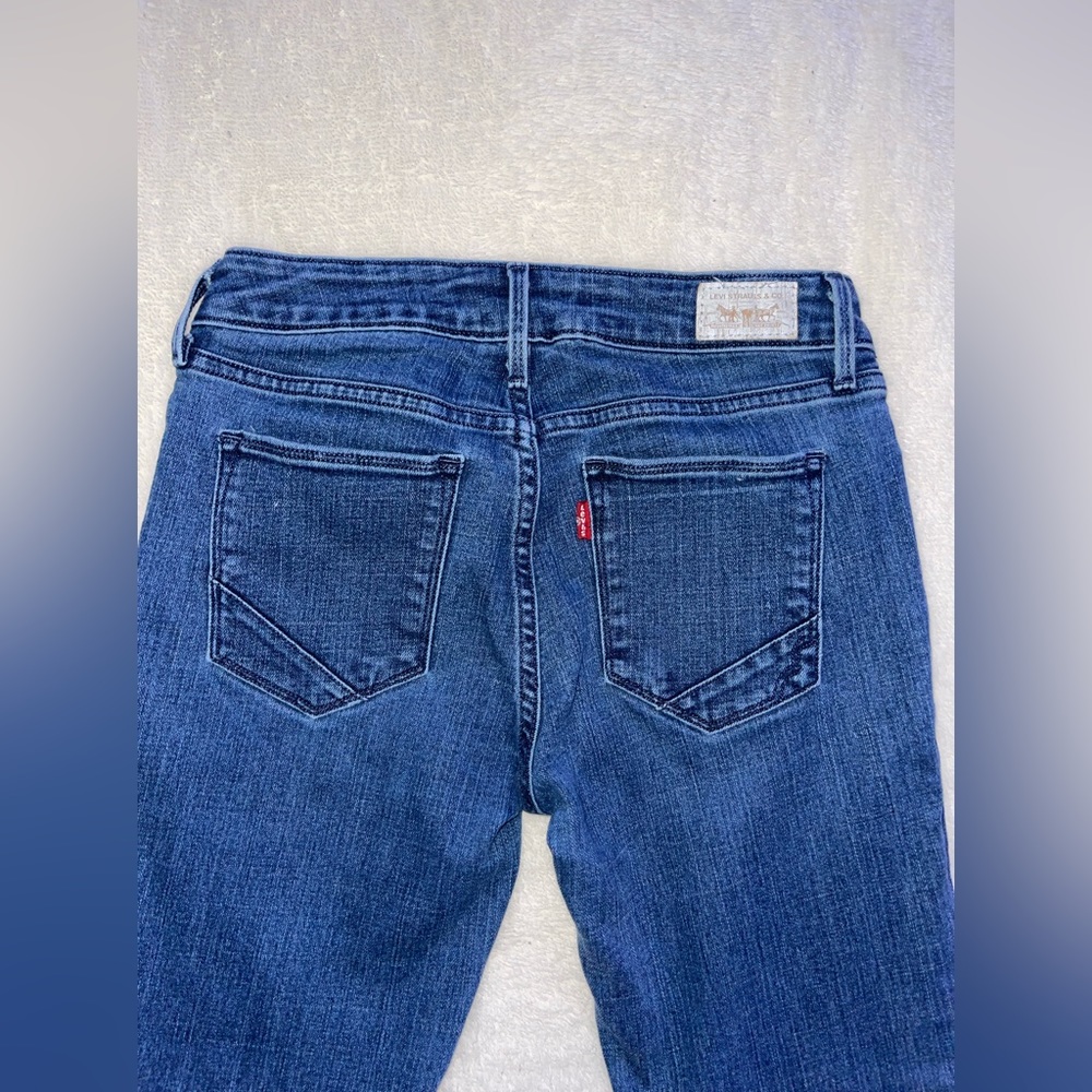 Classic wash Levis skinny jeans. Super cool line detail throughout the front.